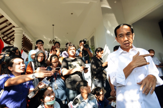 Jokowi usai pimpin rapat tertutup di Kantor Transisi