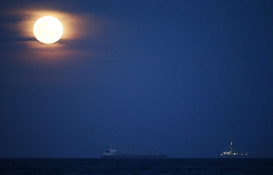 Indahnya fenomena Supermoon dilihat dari berbagai belahan dunia