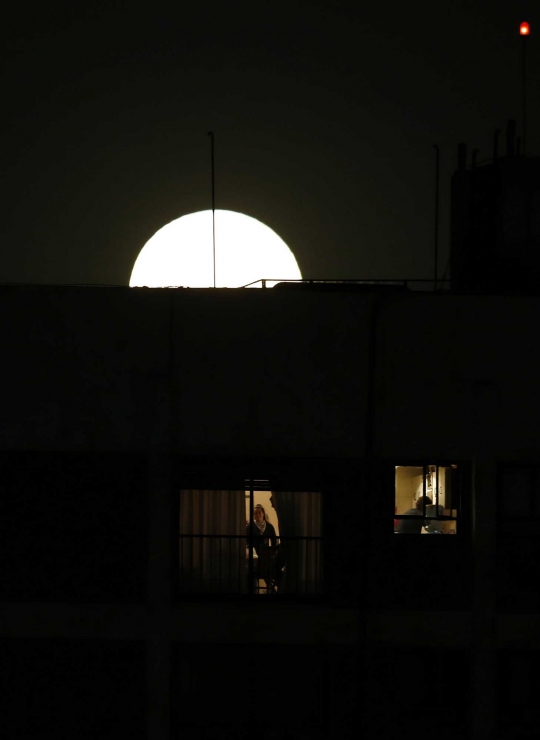 Indahnya fenomena Supermoon dilihat dari berbagai belahan dunia