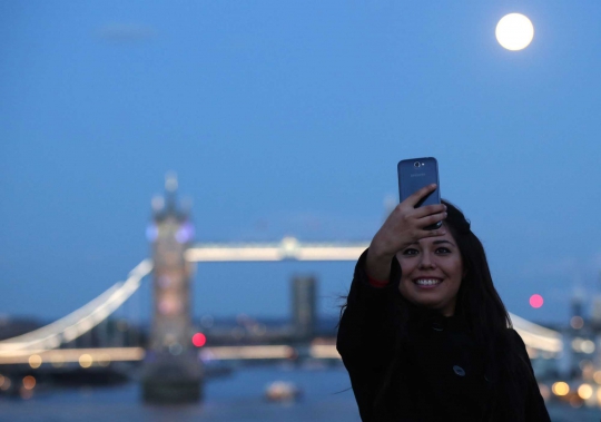 Indahnya fenomena Supermoon dilihat dari berbagai belahan dunia