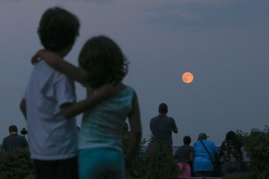 Indahnya fenomena Supermoon dilihat dari berbagai belahan dunia