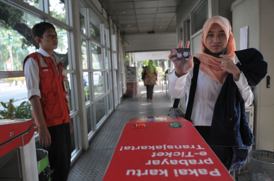 Naik Transjakarta kini pakai tiket elektronik