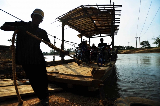 Perahu eretan jadi primadona warga seberangi sungai Citarum