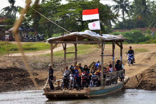 Perahu eretan jadi primadona warga seberangi sungai Citarum