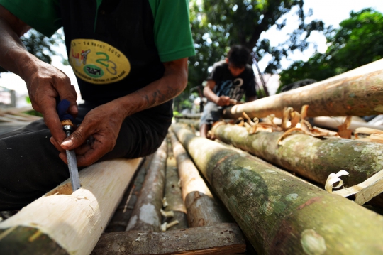 Berburu pohon pinang jelang perayaan HUT Kemerdekaan RI