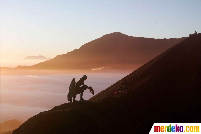 Foto : Melihat pelemparan sesaji ke kawah Bromo saat 