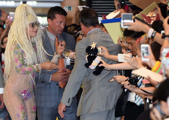 Tiba di Jepang, Lady Gaga kenakan kostum transparan