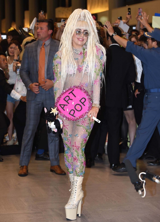 Tiba di Jepang, Lady Gaga kenakan kostum transparan
