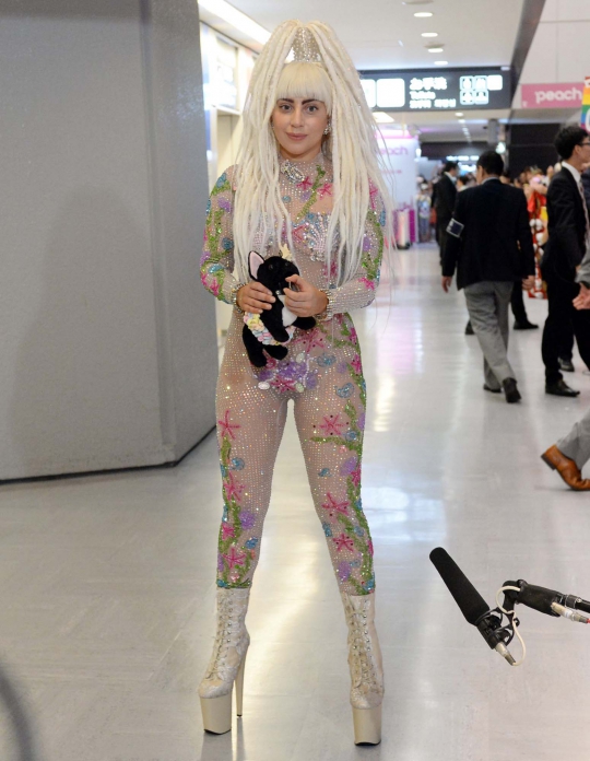 Tiba di Jepang, Lady Gaga kenakan kostum transparan