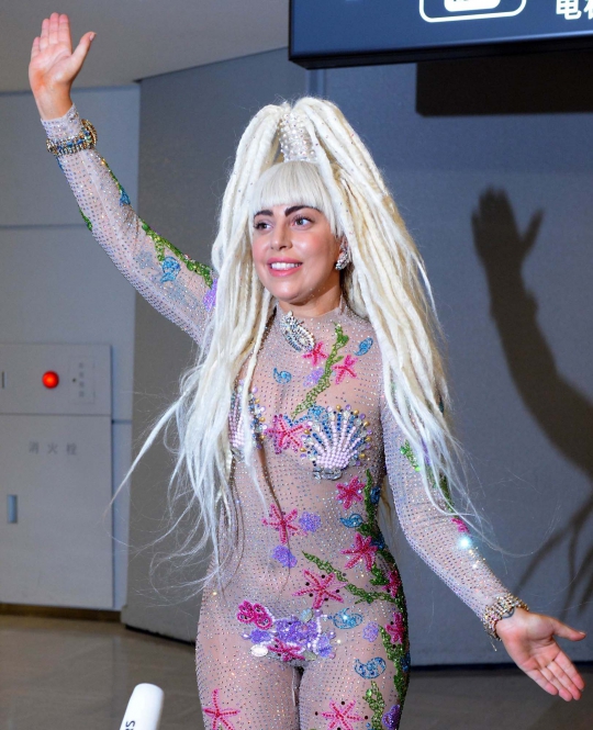 Tiba di Jepang, Lady Gaga kenakan kostum transparan