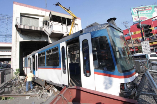 Tergelincir, kereta komuter di Filipina terobos tembok pembatas