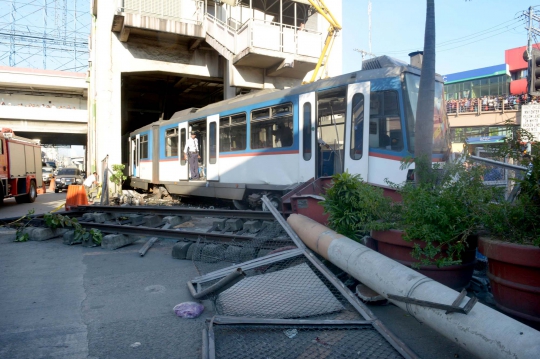 Tergelincir, kereta komuter di Filipina terobos tembok pembatas