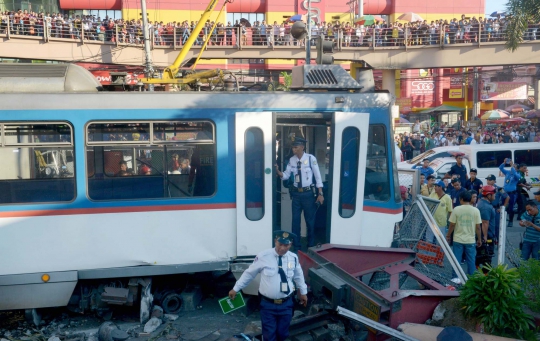 Tergelincir, kereta komuter di Filipina terobos tembok pembatas