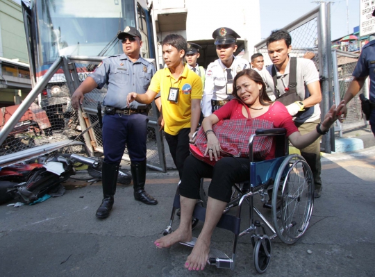 Tergelincir, kereta komuter di Filipina terobos tembok pembatas