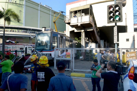 Tergelincir, kereta komuter di Filipina terobos tembok pembatas