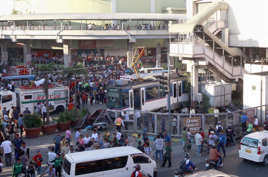 Tergelincir, kereta komuter di Filipina terobos tembok pembatas