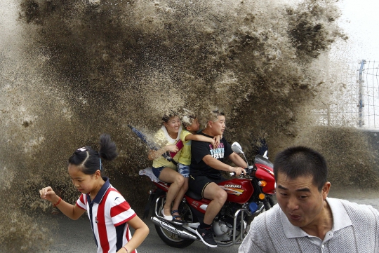 Diterjang gelombang air pasang, warga China panik berlarian