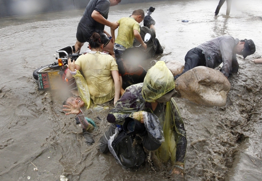 Diterjang gelombang air pasang, warga China panik berlarian