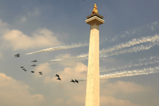Aksi pesawat tempur TNI AU bermanuver di atas Monas