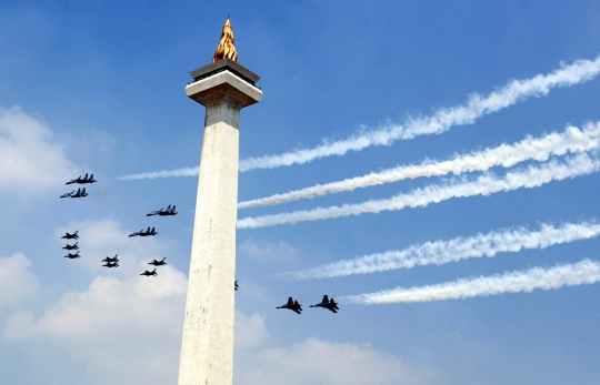 Aksi pesawat tempur TNI AU bermanuver di atas Monas