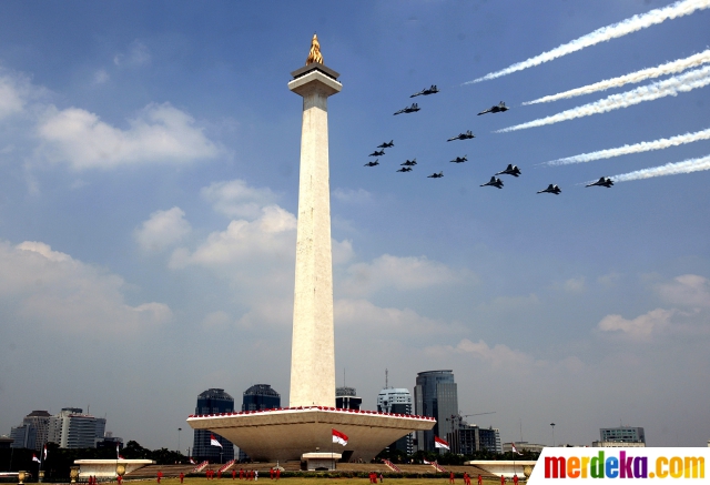 Foto : Aksi pesawat tempur TNI AU bermanuver di atas Monas merdeka 