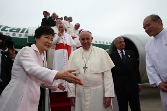 Paus Francis tiba di Korsel usai 30 menit tembakan roket Korut