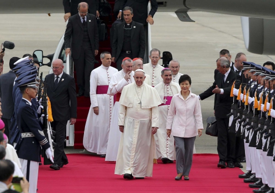 Paus Francis tiba di Korsel usai 30 menit tembakan roket Korut