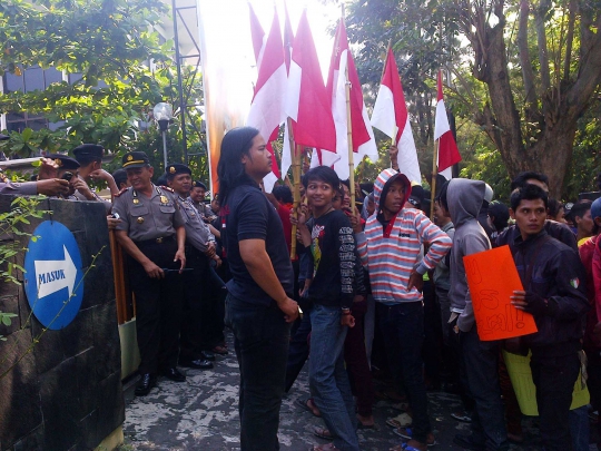 Tuntut Pilpres ulang, massa Prabowo-Hatta geruduk KPU Semarang