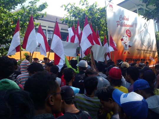Tuntut Pilpres ulang, massa Prabowo-Hatta geruduk KPU Semarang