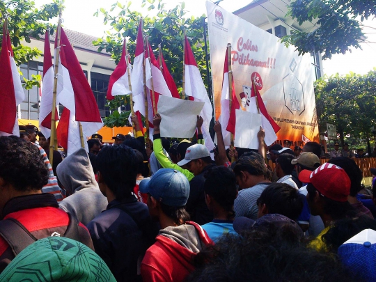 Tuntut Pilpres ulang, massa Prabowo-Hatta geruduk KPU Semarang