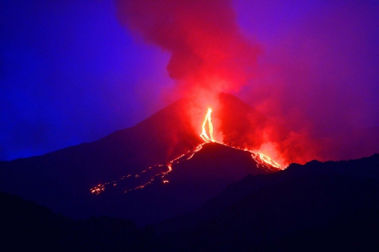 Dahsyatnya semburan lava gunung berapi terbesar di Eropa