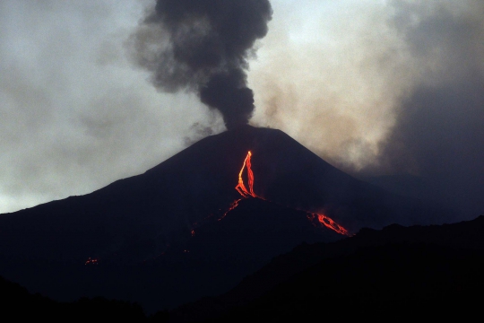 Dahsyatnya semburan lava gunung berapi terbesar di Eropa