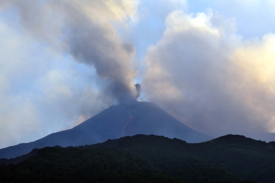 Dahsyatnya semburan lava gunung berapi terbesar di Eropa