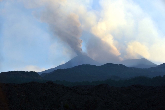 Dahsyatnya semburan lava gunung berapi terbesar di Eropa