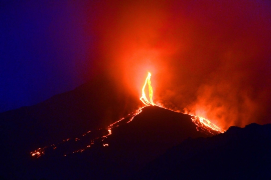 Dahsyatnya semburan lava gunung berapi terbesar di Eropa