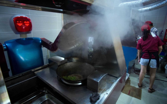 Restoran di China ini pekerjakan robot sebagai koki dan pelayan