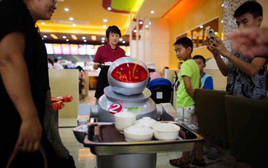 Restoran di China ini pekerjakan robot sebagai koki dan pelayan