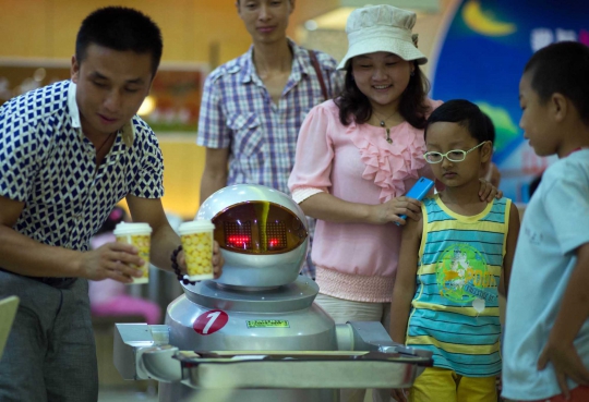 Restoran di China ini pekerjakan robot sebagai koki dan pelayan