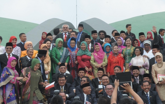 Usai dengar pidato kenegaraan SBY, para anggota dewan foto-foto