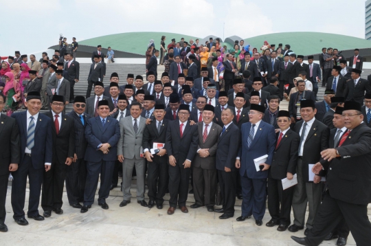 Usai dengar pidato kenegaraan SBY, para anggota dewan foto-foto