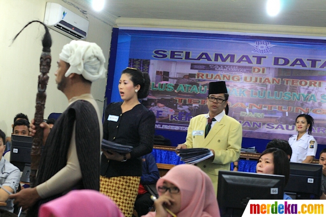 Foto : Sambut HUT RI, petugas Satlantas Medan berbusana 