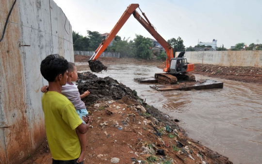Cegah banjir, lumpur di Kali Pesanggrahan dikeruk