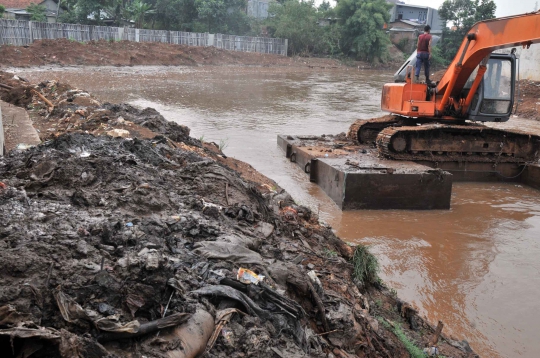 Cegah banjir, lumpur di Kali Pesanggrahan dikeruk