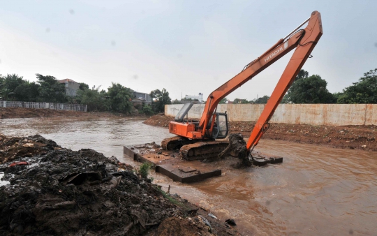 Cegah banjir, lumpur di Kali Pesanggrahan dikeruk