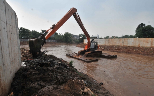Cegah banjir, lumpur di Kali Pesanggrahan dikeruk