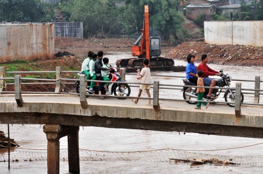 Cegah banjir, lumpur di Kali Pesanggrahan dikeruk