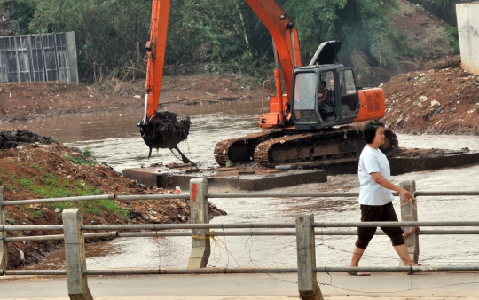 Cegah banjir, lumpur di Kali Pesanggrahan dikeruk