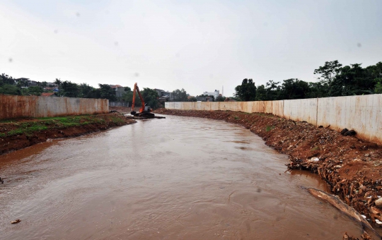 Cegah banjir, lumpur di Kali Pesanggrahan dikeruk