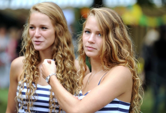Pesona para wanita kembar ikuti kontes Festival of Twins