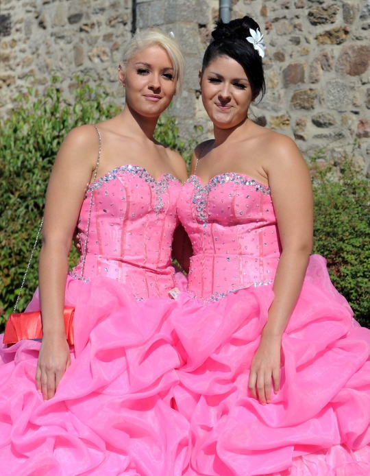 Pesona para wanita kembar ikuti kontes Festival of Twins